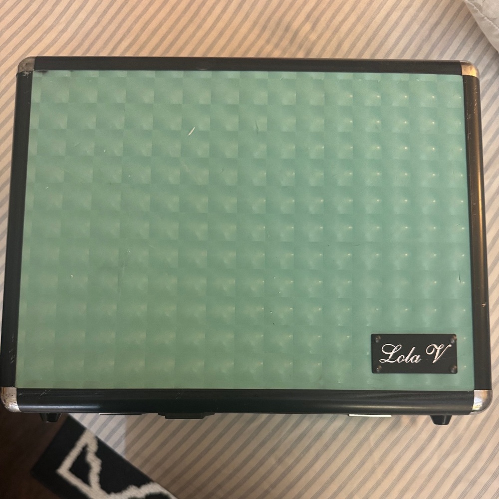 Lola V mint color makeup case with cord